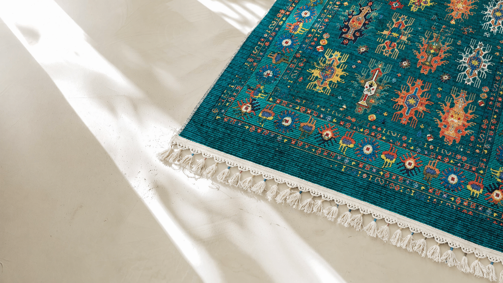Tapis moderne turquoise aux motifs traditionnels d'orient