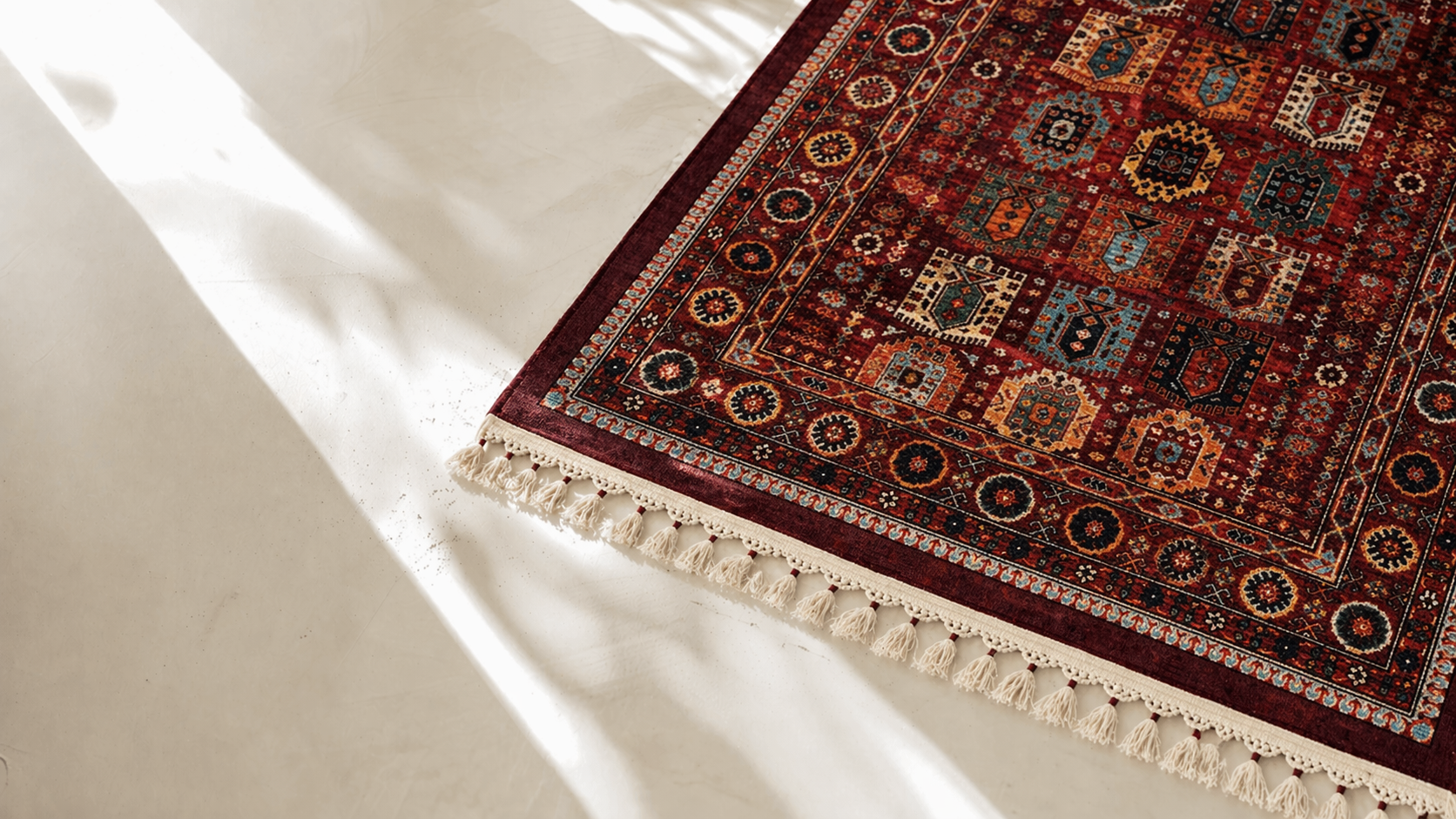 Tapis moderne Rouge aux motifs traditionnels d'orient