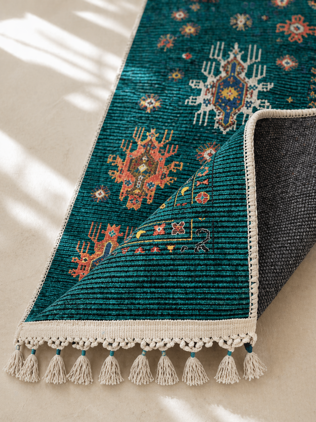 Tapis moderne turquoise aux motifs traditionnels d'orient