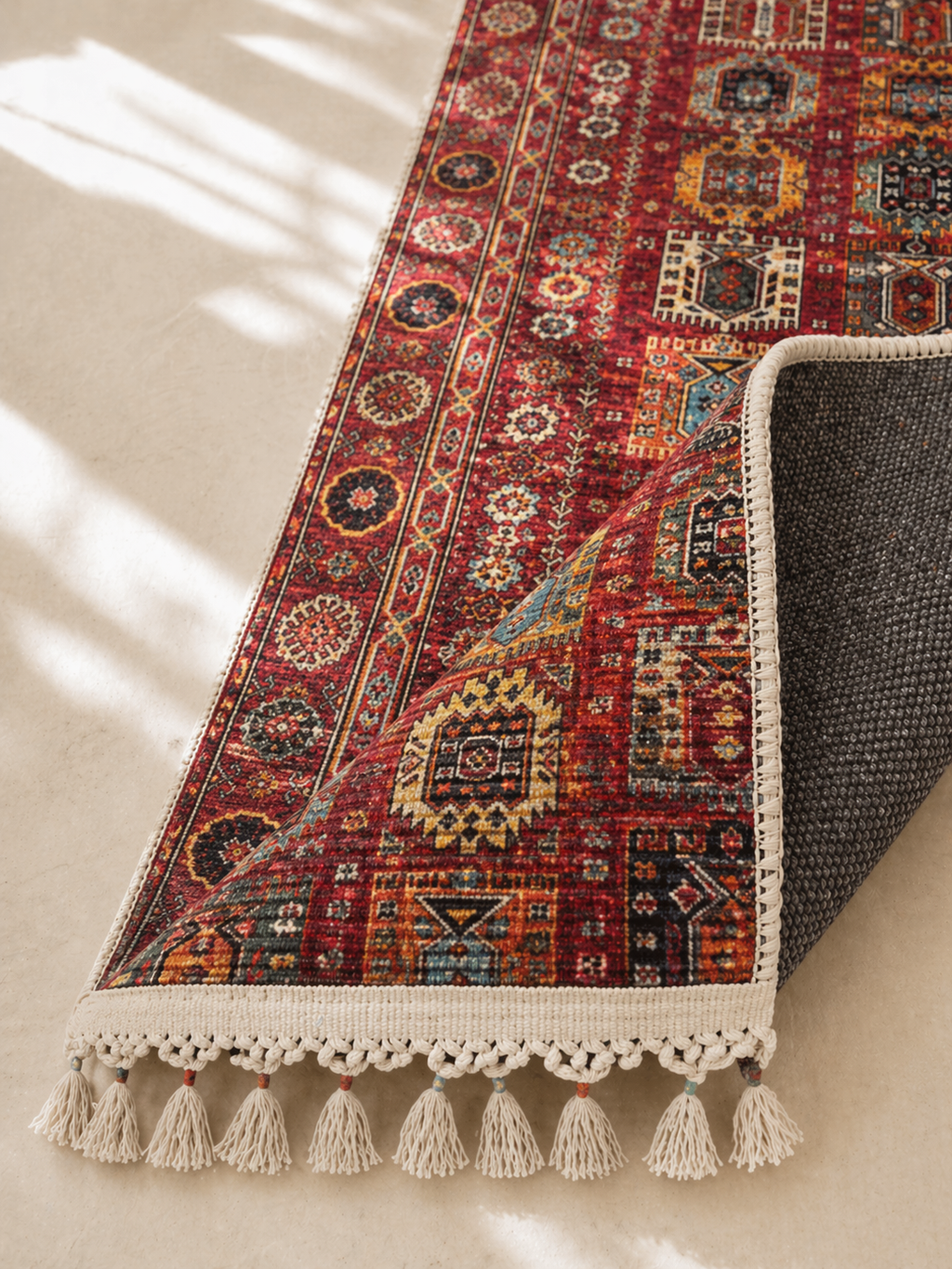 Tapis moderne Rouge aux motifs traditionnels d'orient